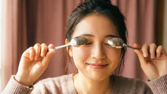 Oznaki „zmęczonej twarzy”, które można zniwelować bez kosmetyków — wystarczy zmienić nawyki